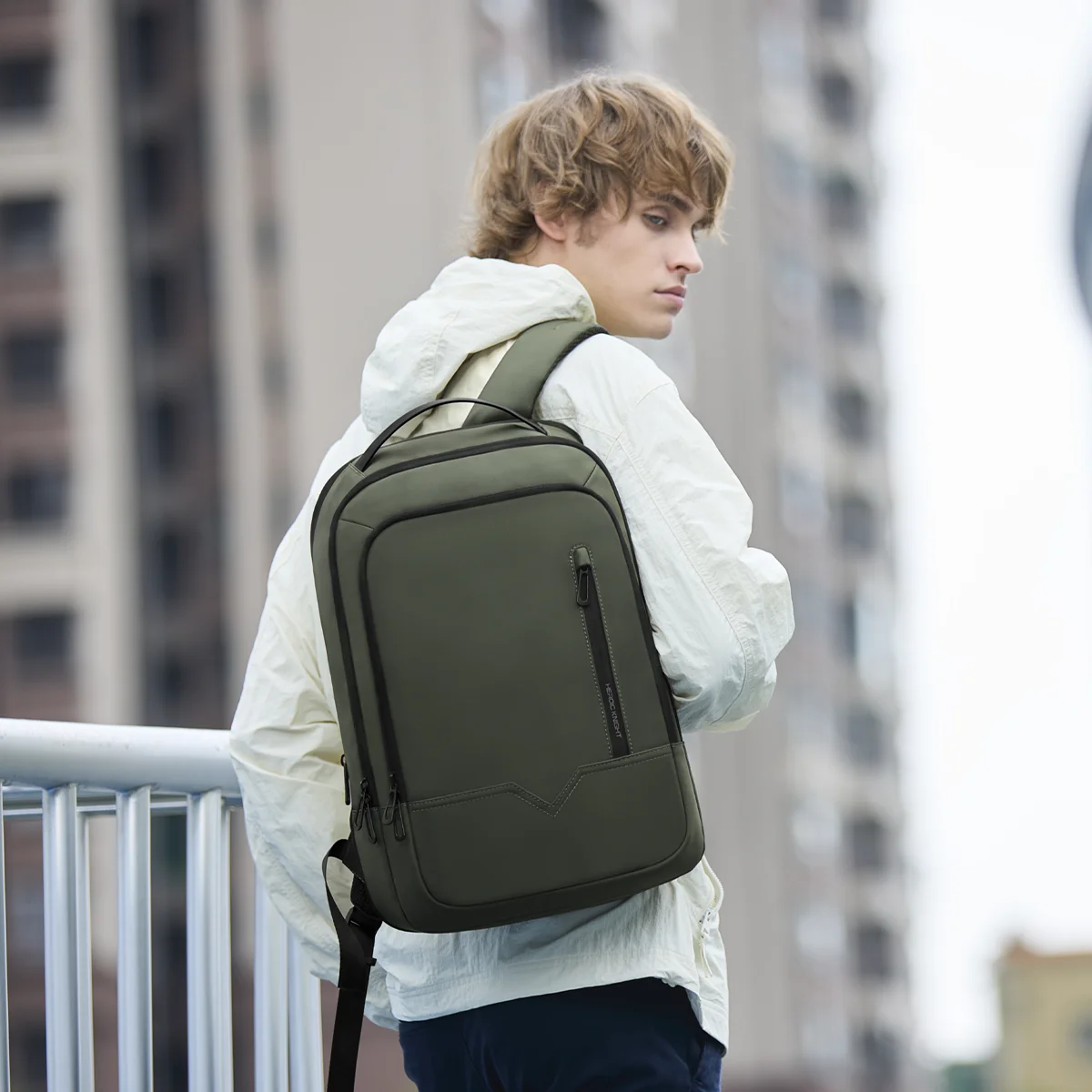 HK Expandable Business Backpac – обзор и цена Embroidery Keychain