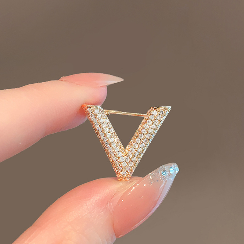 V Letter Rhinestone Small Summ – обзор и цена Embroidery Initials